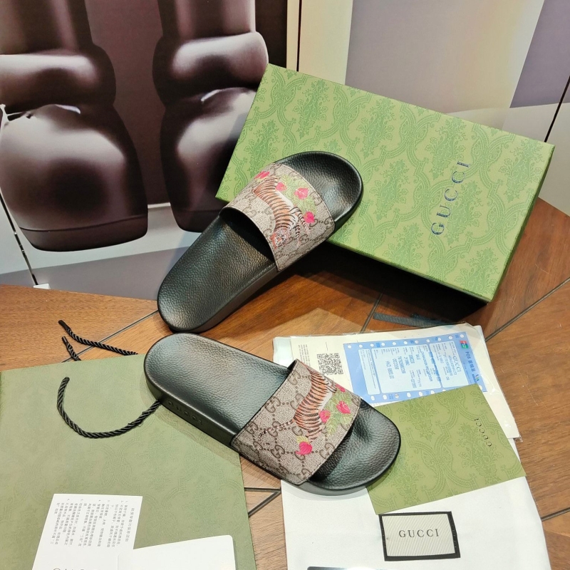 G*u*i slippers